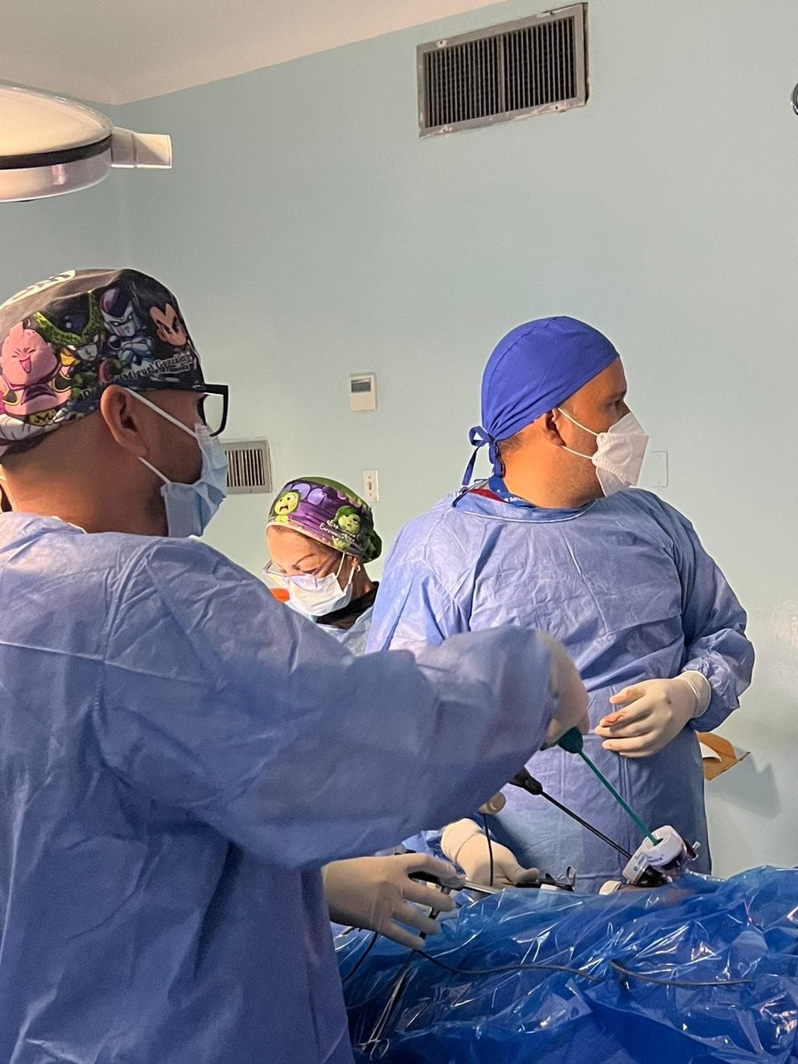 Dr. José Miguel González realizando una cirugía de vesícula por laparoscopia para tratar cálculos en la vesícula